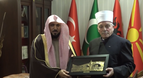 (VIDEO) Imami Qabesë arrin në Shkup: Jam këtu për të përcjellë porosinë e paqes
