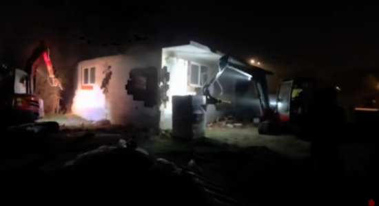 (VIDEO) Komuna e Gazi Babës rrënon një objekt pa leje në Ingjikovë