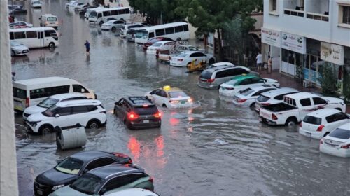 Reshjet e dendura përmbytin rrugët dhe vështirësojnë jetën e përditshme në Emiratet e Bashkuara Arabe