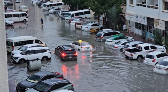 Reshjet e dendura përmbytin rrugët dhe vështirësojnë jetën e përditshme në Emiratet e Bashkuara Arabe