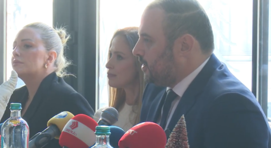 (VIDEO) Zbukurohet Qendra, muzikë maqedonisht në ndërrimin e motmoteve