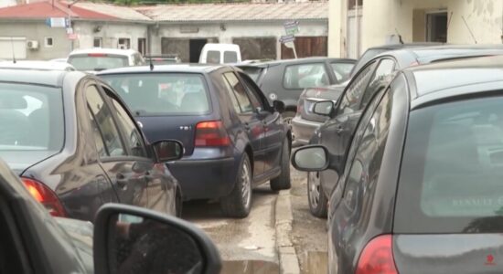 (VIDEO) Parkingu i Qendrës Klinike, Aliu premton se deri në maj do të zgjidhet problemi