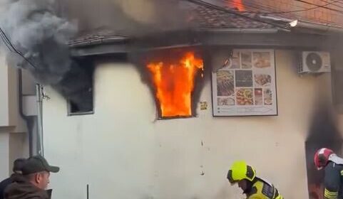 Tragjike: Fëmija rreth 1 vjeç vdes pas zjarrit në Prizren – tre të tjerë u shpëtuan