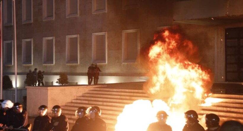 Katër të lënduar në protestën e mbrëmshme në Tiranë