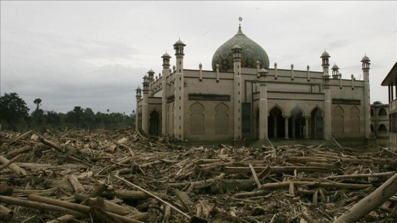 Rrënojat e përmbytjeve mbulojnë xhaminë në provincën Aceh në Indonezi, numri i viktimave afër 1.000