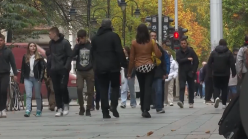 (VIDEO) Hulumtimi i “Barometrit Ballkanik”, 68% e të rinjve planifikojnë të largohen nga vendi