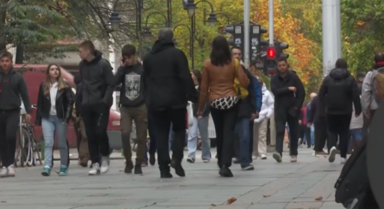 (VIDEO) Hulumtimi i “Barometrit Ballkanik”, 68% e të rinjve planifikojnë të largohen nga vendi