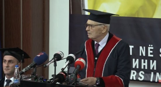 (VIDEO) UT i jep titullin Doctor Honoris Causa ish-presidentit të Shqipërisë, Rexhep Meidani