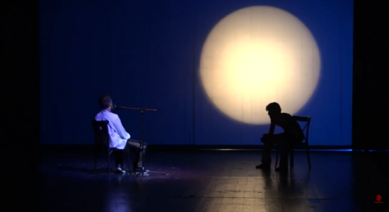 (VIDEO) Shfaqja “Rinoqerontët”, vjen si premierë në teatrin shqiptar në Shkup