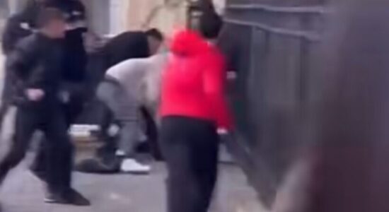 Prokuroria nisë procedurë kundër pesë të miturve për dhunë në oborrin e një shkolle në Saraj