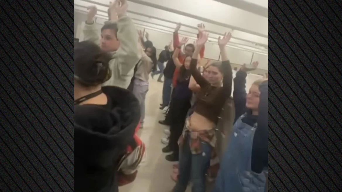 Momentet nga tragjeda e përgjakshme   Studentët në SHBA tentuan të fshihen në bibliotekën e universitetit