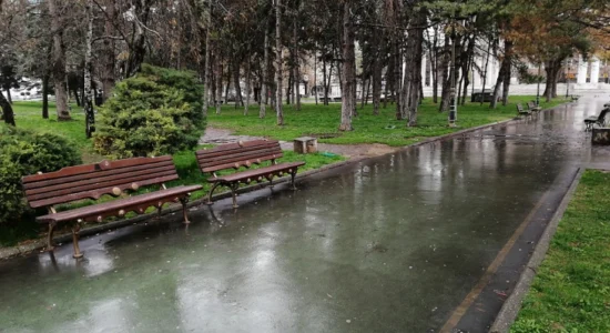 Mot i ndryshueshëm me vranësira me reshje lokale të kohëpaskohshme të shiut