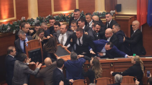 Përjashtohen gjashtë deputetët e PD-së pas kaosit në Kuvend