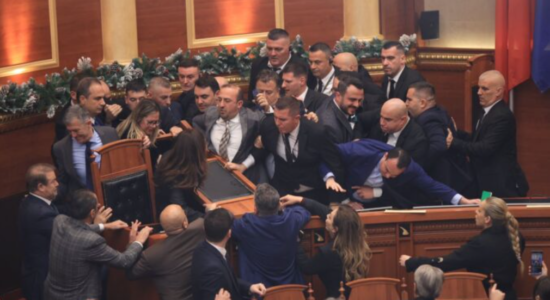 Përjashtohen gjashtë deputetët e PD-së pas kaosit në Kuvend