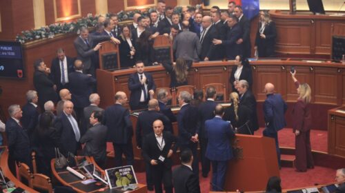 Tensionet në Kuvend, PS kërkon përjashtimin e 29 deputetëve të PD: Akte dhune të mirëorganizuara