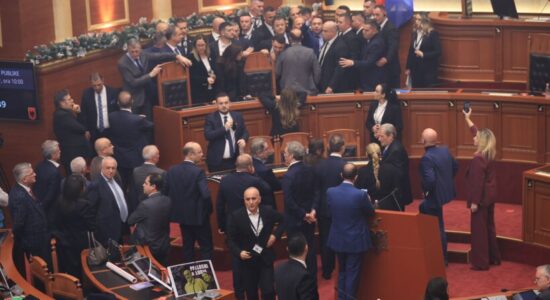 Tensionet në Kuvend, PS kërkon përjashtimin e 29 deputetëve të PD: Akte dhune të mirëorganizuara