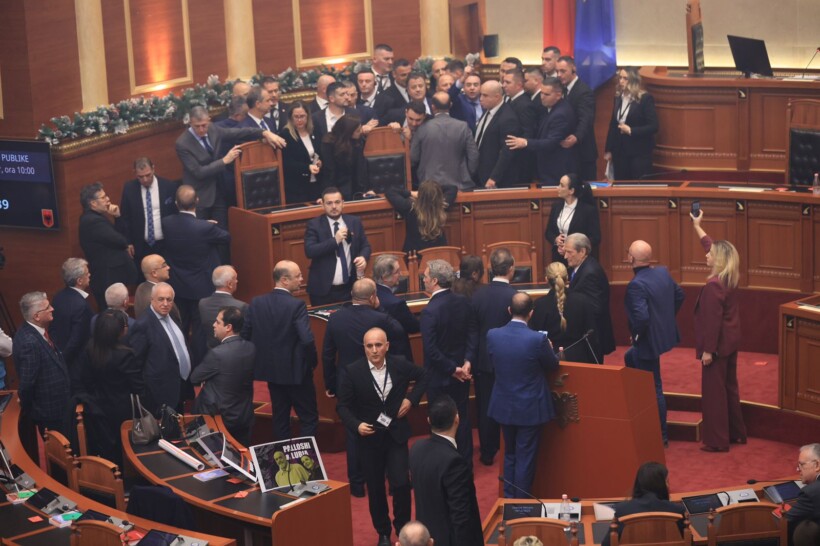 Tensionet në Kuvend, PS kërkon përjashtimin e 29 deputetëve të PD: Akte dhune të mirëorganizuara