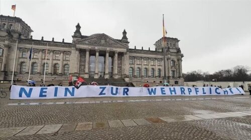 Protesta mbahen para parlamentit gjerman kundër projektligjit për shërbimin ushtarak