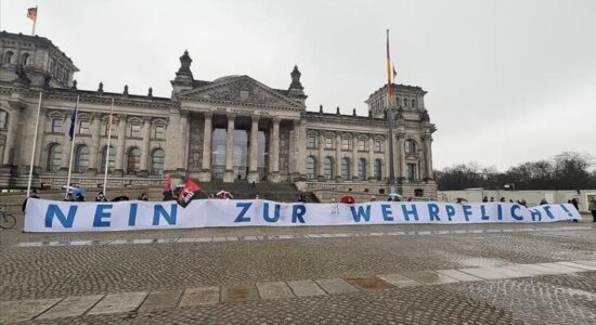 Protesta mbahen para parlamentit gjerman kundër projektligjit për shërbimin ushtarak
