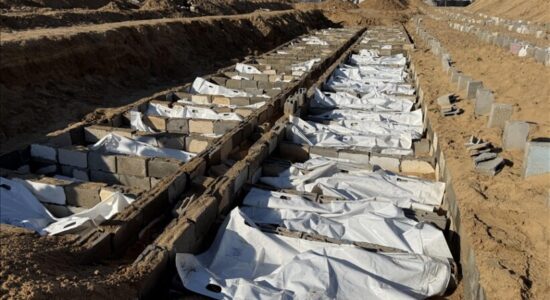 80 palestinezë të familjes Salim varrosen në një varr masiv pasi u nxorën nga rrënojat