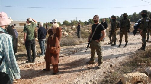 Kolonët uzurpatorë izraelitë përpiqen t’i pengojnë palestinezët të hyjnë në tokat e tyre