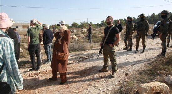 Kolonët uzurpatorë izraelitë përpiqen t’i pengojnë palestinezët të hyjnë në tokat e tyre