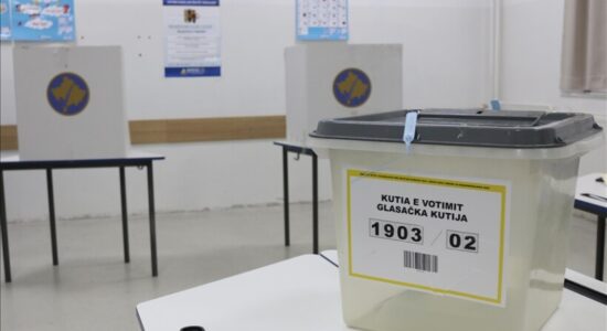 Filloi procesi i votimit për zgjedhjet e parakohshme parlamentare në Kosovë