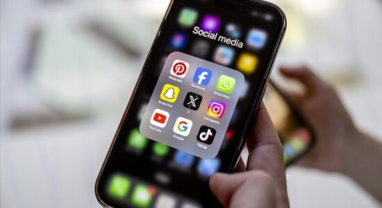 Australia bëhet vendi i parë në botë që ndalon mediat sociale për fëmijët nën 16-vjeç