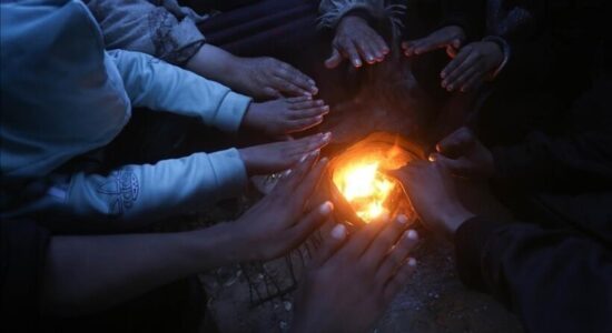 Foshnja tetëmuajshe vdiq nga i ftohti në Gaza, mijëra familje në rrezik si pasojë e motit të keq