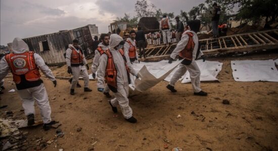 Gaza, vazhdon zhvarrosja e trupave të varrosur në oborrin e spitalit Al-Shifa