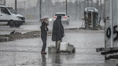 Stuhitë e fuqishme rrezikojnë të zhvendosurit në Gaza, një grua humb jetën nga shembja e një ndërtese