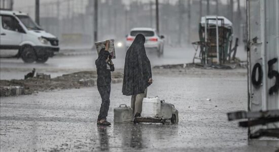 Stuhitë e fuqishme rrezikojnë të zhvendosurit në Gaza, një grua humb jetën nga shembja e një ndërtese