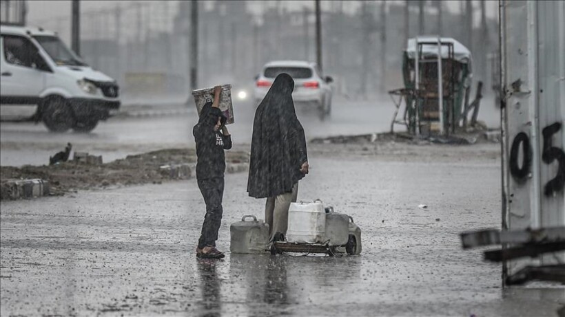 Stuhitë e fuqishme rrezikojnë të zhvendosurit në Gaza, një grua humb jetën nga shembja e një ndërtese