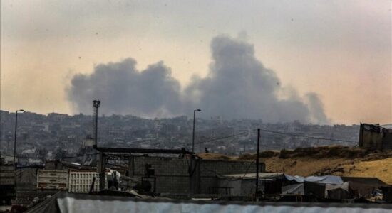 Ushtria izraelite kryen sulme ajrore dhe bombardime në veri dhe jug të Gazës