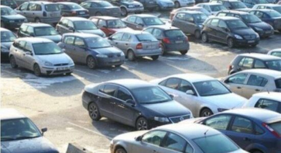 (VIDEO) Rritën çmimin e regjistrimit të automjeteve, dhjetë kompani sigurimesh gjobiten me 276.000 euro