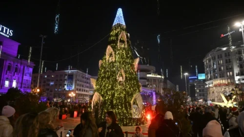 (VIDEO) Bota përcjell vitin 2025, Shkupi feston pa artistë shqiptar