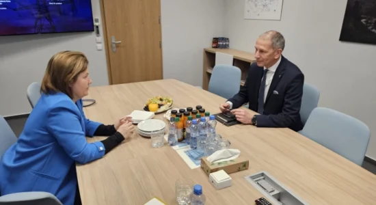 Bozhinovska në Pragë: Sistemi elektroenergjetik vendor po harmonizohet me standardet operative evropiane