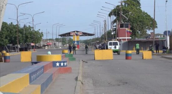 Kufiri Venezuelë-Kolumbi mbetet i mbyllur për arsye të sigurisë