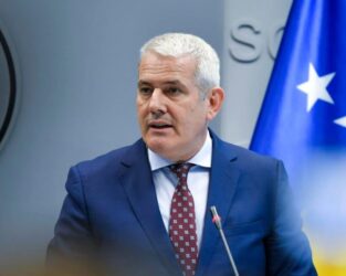 Xhelal Sveçla. Foto nga faqja e tij zyrtare në Facebook