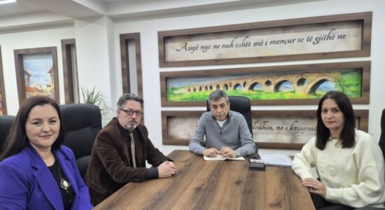 Mexhiti në takim me sindikatat: Arsimi mbetet prioritet i Komunës së Çairit