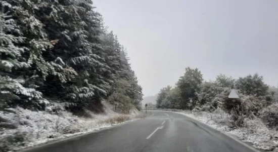 Borë me intensitet mesatar në Kodër të Diellit, komunikacioni nëpër rrugë të lagështa