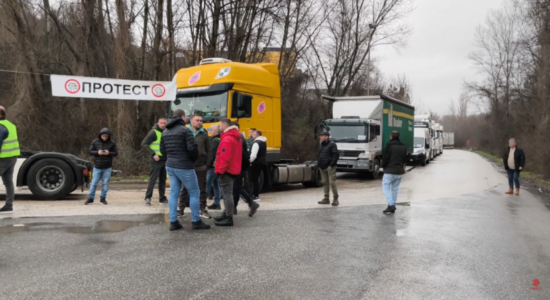 (VIDEO) Qëndrimi në Zonën e Shengenit, transportuesit rajonalë bllokojnë kufijtë
