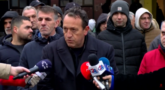 (VIDEO) Protestuan të punësuarit në postë, nuk e kanë marrë pagën e dhjetorit