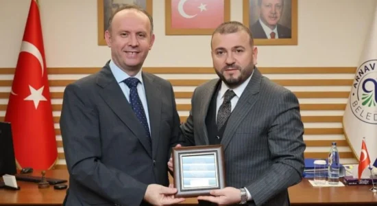 Gashi zhvillon takim me kryebashkiakun e Arnavutköy në Stamboll