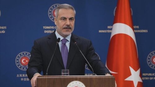 Ministri i Jashtëm turk diskuton zhvillimet në Jemen me homologun saudit dhe atë të Emirateve