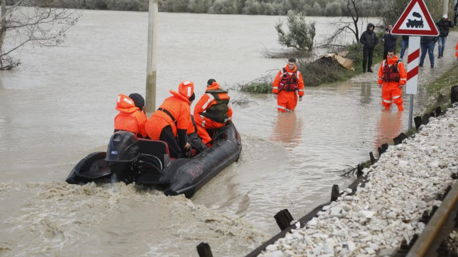 Situata në Shqipëri  1 mijë e 587 banesa dhe 13 mijë e 211 hektarë tokë të përmbytura