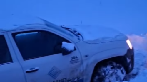 Shpëtohen dy punonjës të një operatori në RMV që kishin mbetur të bllokuar në borë