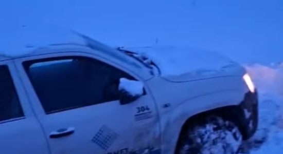 Shpëtohen dy punonjës të një operatori në RMV që kishin mbetur të bllokuar në borë