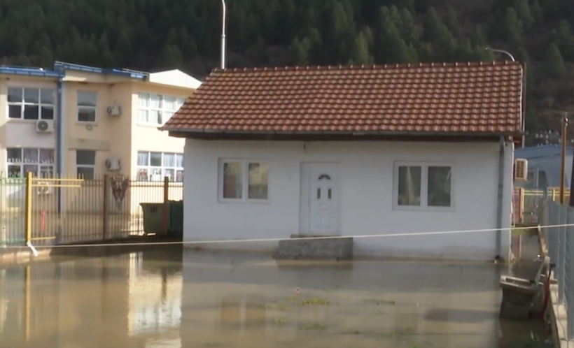 (VIDEO) Kërçovë, ka arritur në 150 numri i personave të evakuar për shkak të vërshimeve