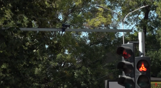 (VIDEO) 18-vjeçari që shkeli për vdekje 79-vjeçaren arratiset jashtë vendit